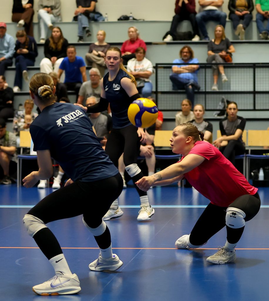 Juulia Jäppinen vastaanottaa syöttöä